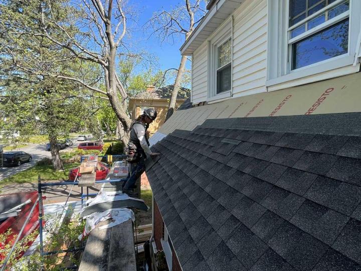 Spécialiste en réfection de différents types de toitures.